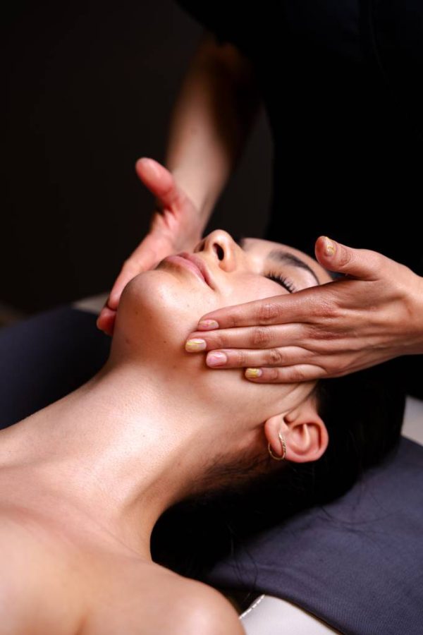 Masaje facial o lifting facial japonés